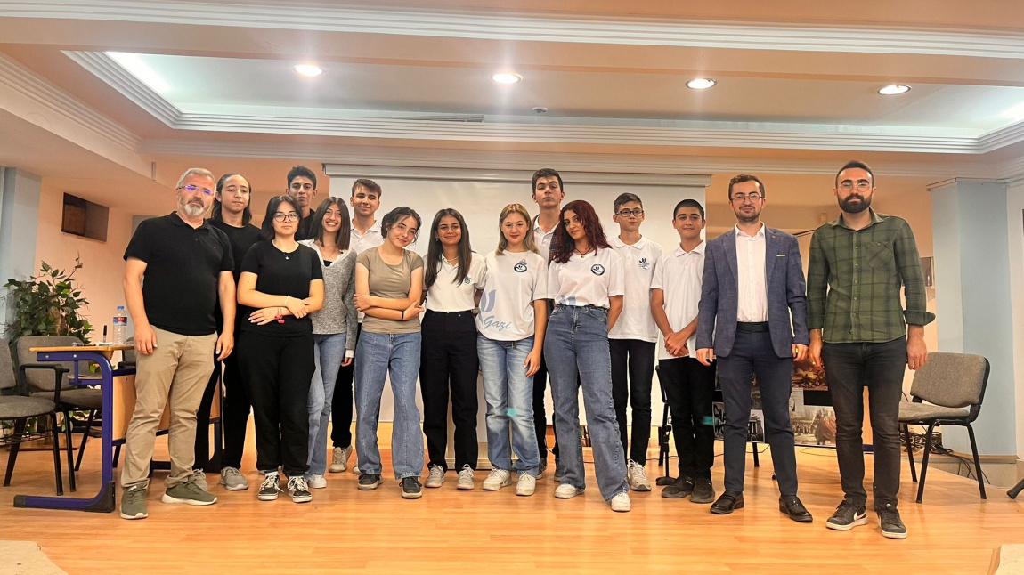 Türkiye gençlik vakfı tarafından yapılan liseler arası münazara yarışması finalinde okulumuz münazara erkek takımı birinci olmuştur.