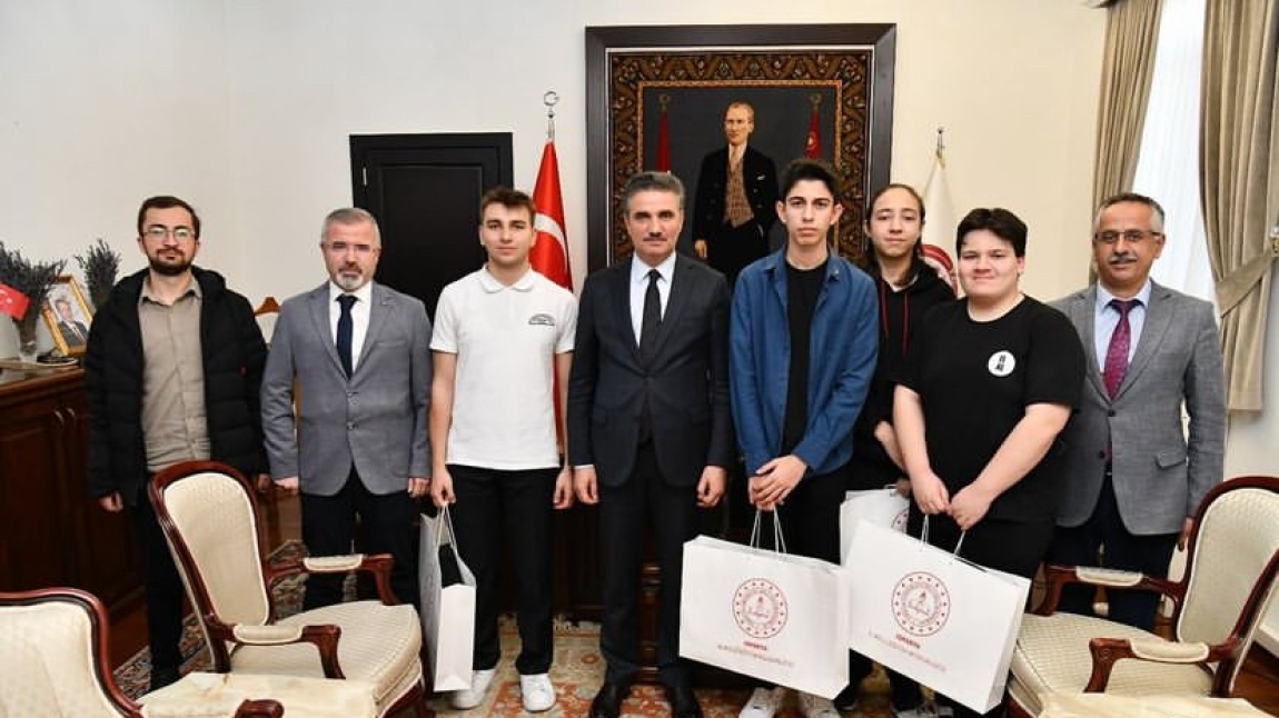 TÜGVA Türkiye geneli münazara yarışmasında  okulumuz Münazara Kulübü öğrencilerini Türkiye 3. sü olmuştur.Öğrencilerimizi tebrik ediyoruz.